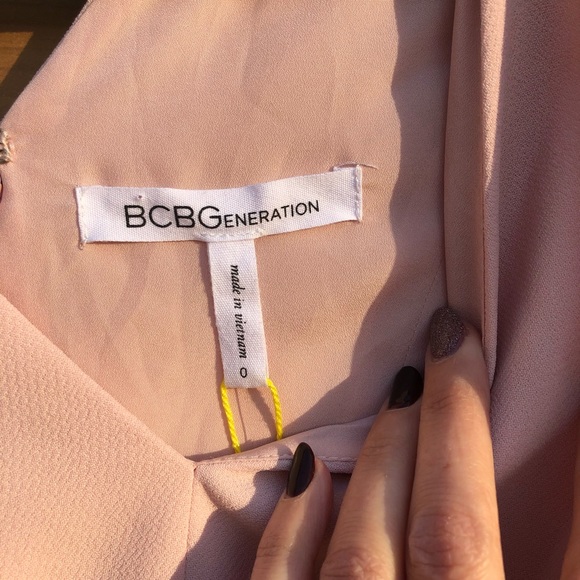 BCBGeneration Simple V romper/ jumpsuit in bide rose smoke. Size 0. - Picture 13 of 15